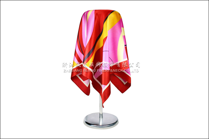 云南紅塔 仿絲小方巾 規格：53x53cm