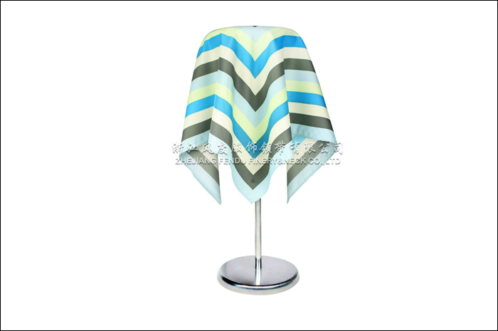 麗江花園 仿絲小方巾 規格：53x53cm